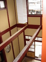 2階から玄関を見下ろせば・・・